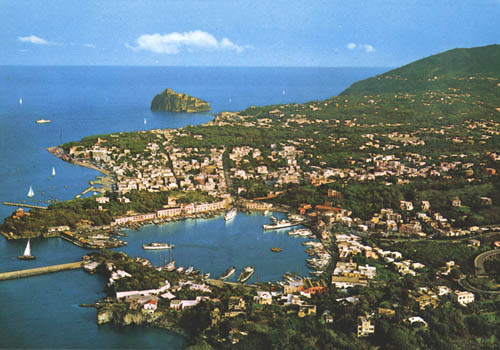 Il porto d'Ischia in primo piano e sullo sfondo il Castello Aragonese col suo ponte. In pratica si vede tutto il tragitto che abbiamo fatto! ^_^