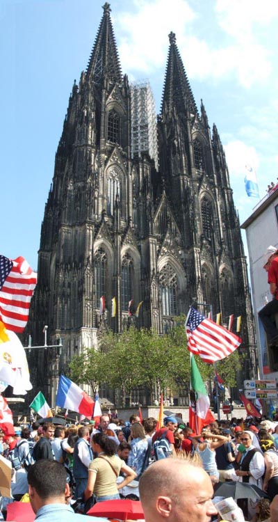 079 duomo koln bandiere.jpg
